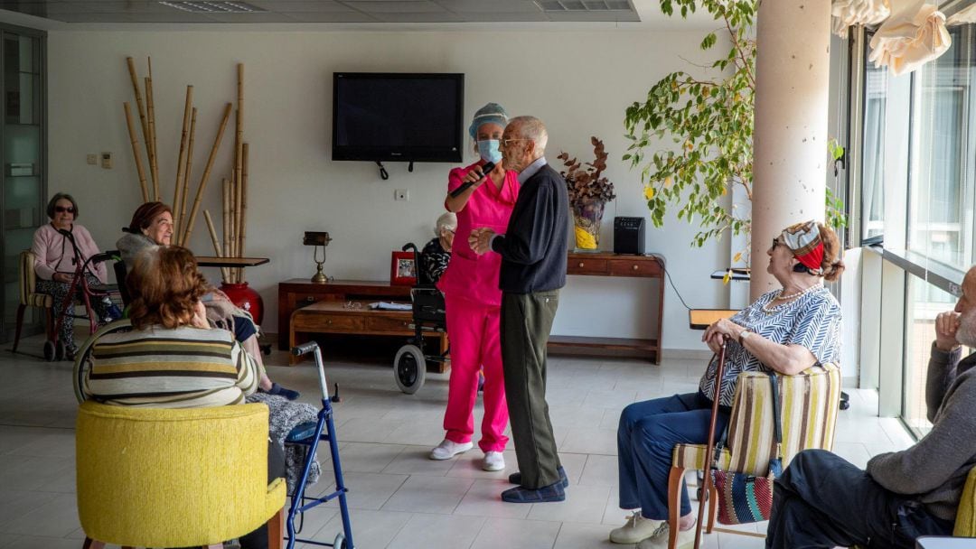 Varios ancianos en la residencia de Puente Viesgo (Cantabria), donde la pandemia no afectó a nadie.