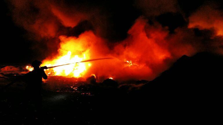 Incendio de una planta de reciclaje en el Lobatón (N-432).