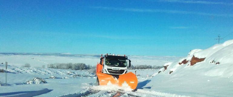 La nieve acumulada y las bajas temperaturas causan diversos problemas en Segovia. En la imagen, una máquina quitanieves a su paso por el pueblo de Corral de Ayllón