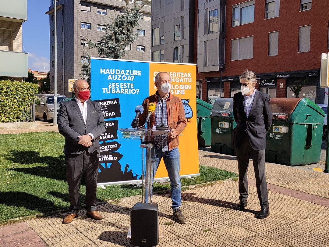 David Campión, presidente de la Mancomunidad de la Comarca de Pamplona (en el centro), presenta los resultados de la prueba piloto.