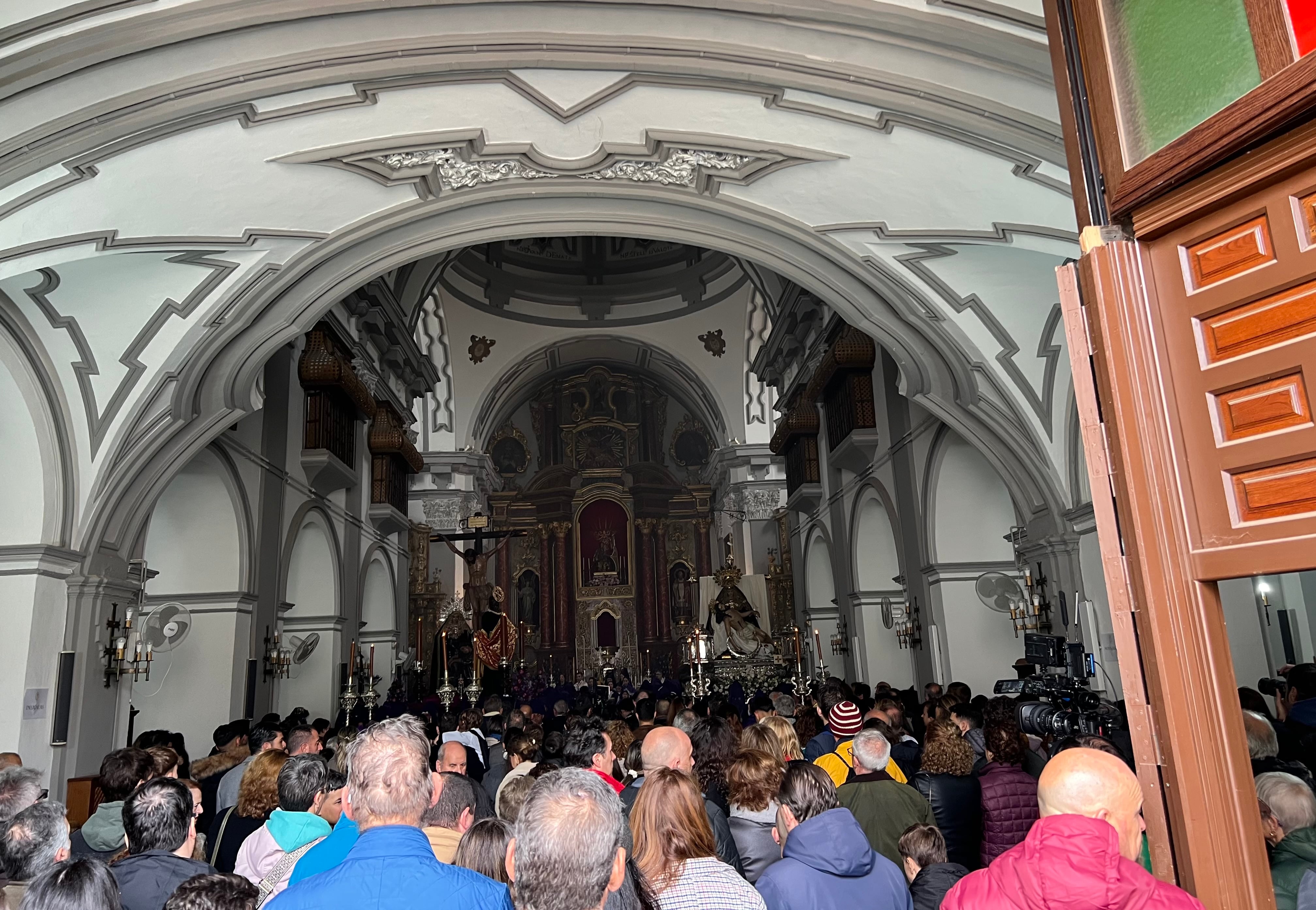 La parroquia de Santa Cecilia abarrotada de personas tras el anuncio de la suspensión de la salida procesional de &#039;Las Angustias&#039;