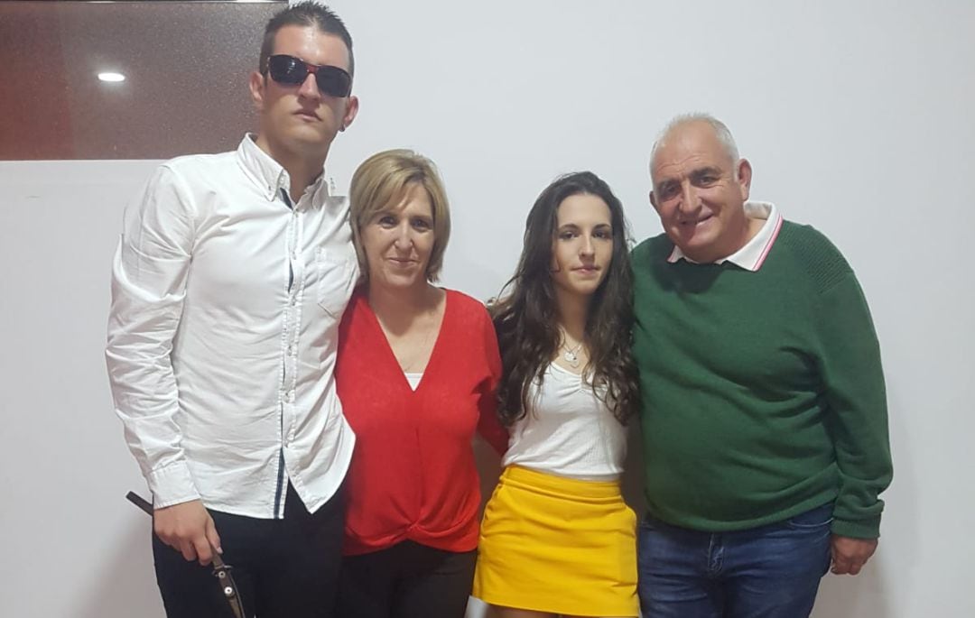 Isidro Sánchez, junto a su familia en la presentación de su candidatura en Santa Cruz de los Cáñamos 