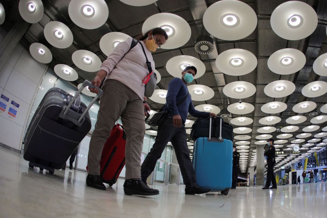 Pasajeros desembarcando