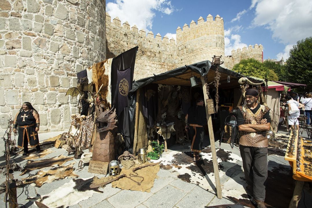 Puestos del Mercado Medieval en la calle San Segundo, cerca del arco de la Muralla