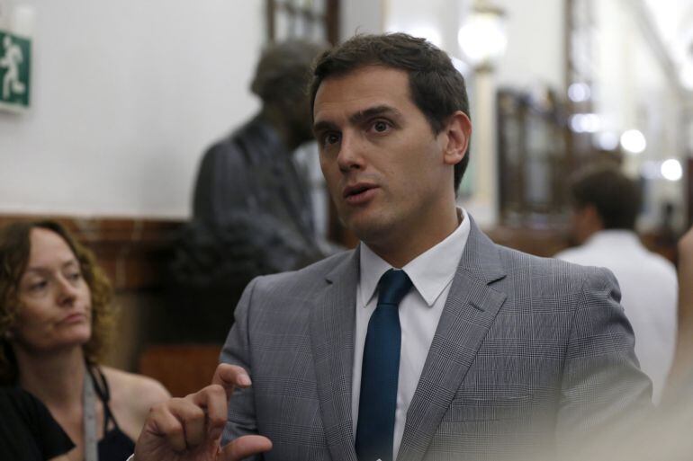 El líder de Ciudadanos, Albert Rivera, conversa con los periodista en los pasillos del Congreso, durante la sesión de control al Gobierno.