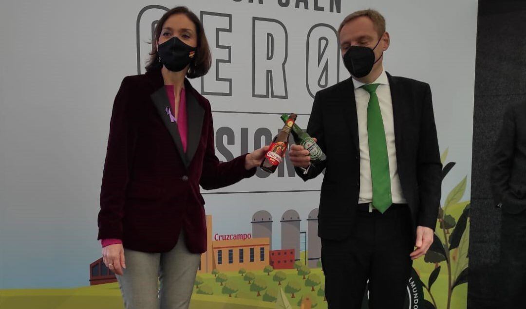 La ministra de Industria, Comercio y Turismo, Reyes Maroto, y el presidente de Heineken España, Guillaume Duvardier.