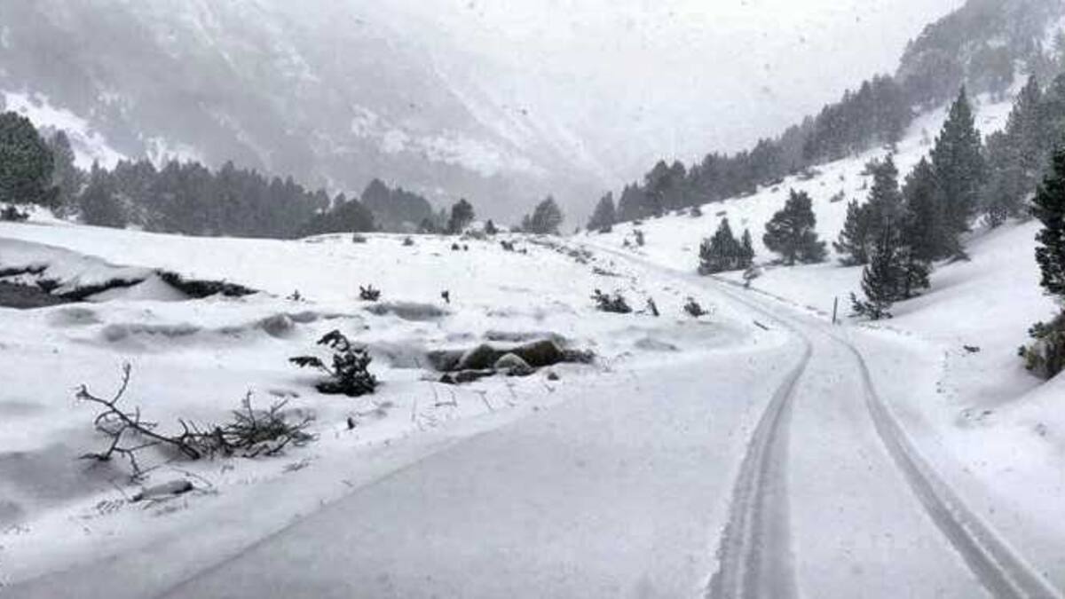 Llanos del Hospital vuelve a teñirse de blanco tras mes y medio sin nevar