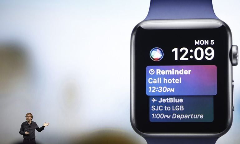 La carátula de Siri para el Apple Watch muestra tarjetas con información relevante para el usuario.