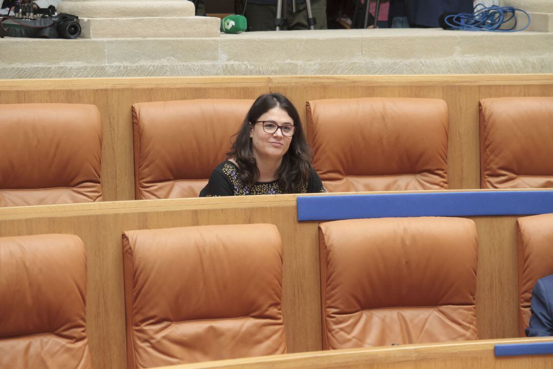 La diputada de Podemos en La Rioja, Raquel Romero, durante la segunda sesión del pleno de investidura para la elección de la Presidencia del Gobierno regional.