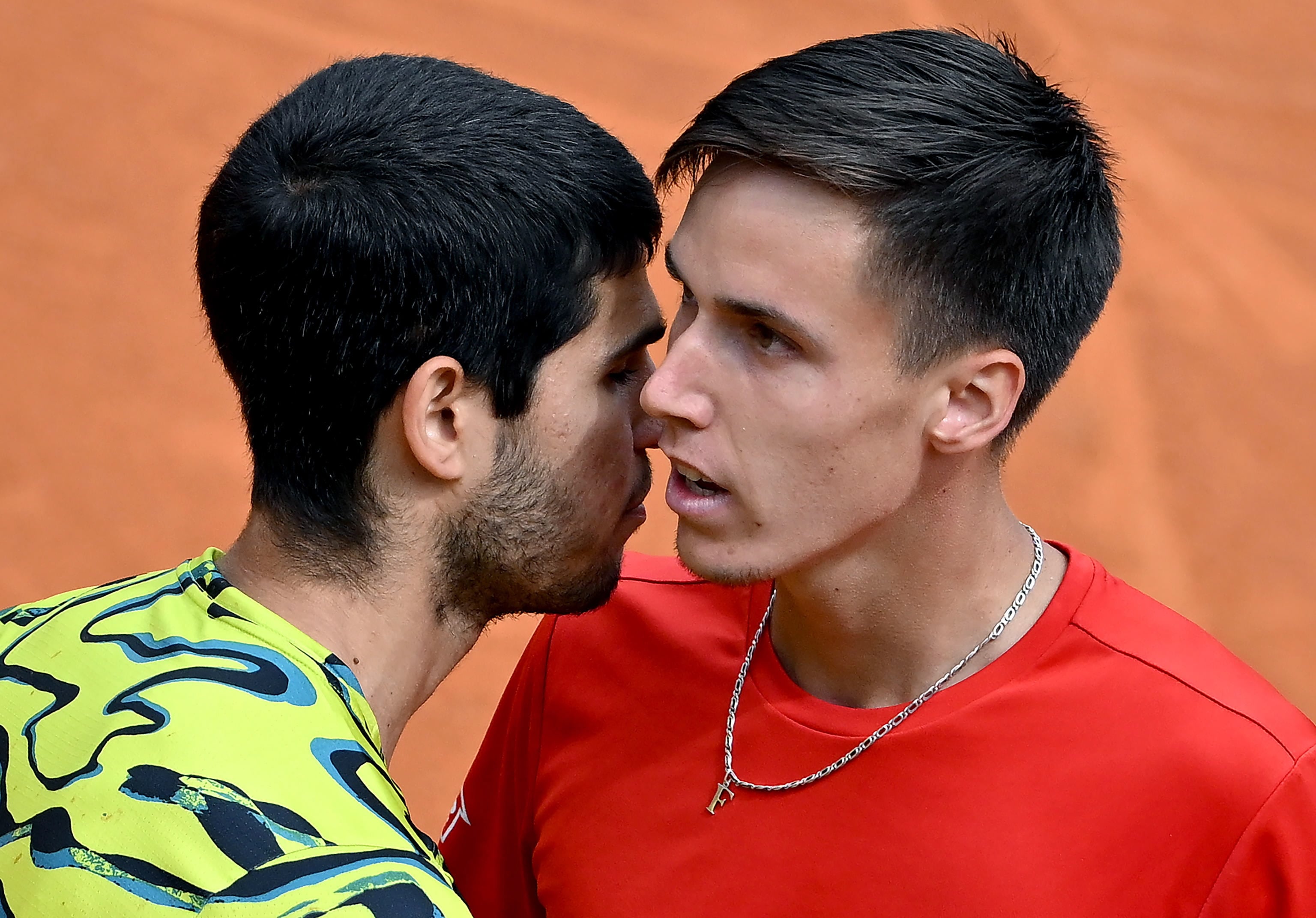 Carlos Alcaraz y Fabian Marozsán hablan tras el partido del Masters 1.000 de Roma