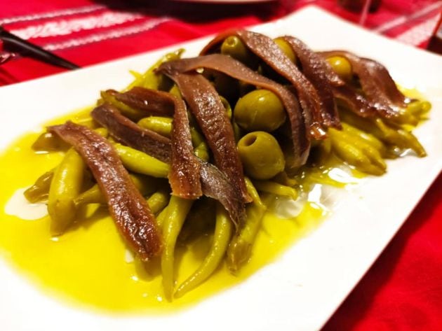 Gildas con piparra, anchoas y aceitunas