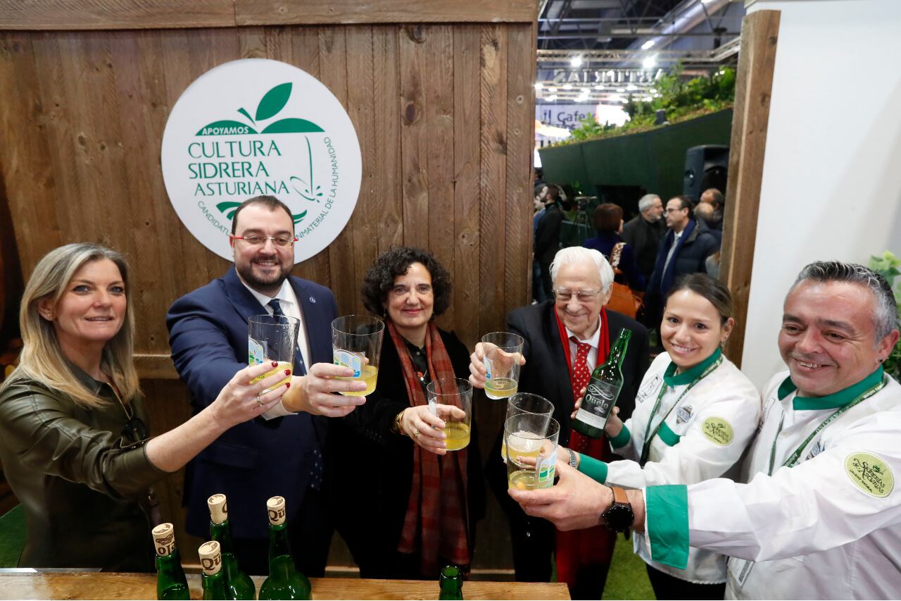 Adrián Barbón, esta mañana, en el estand de Asturias en FITUR, acompañado por la viceconsejera Graciela Blanco (primera por la izq.), la consejera de Turismo, Berta Piñán y el Padre Ángel