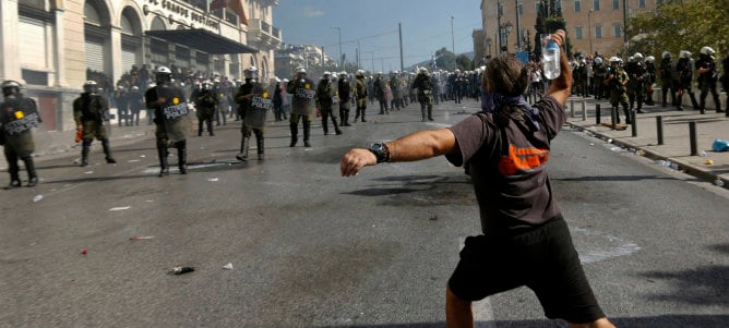 Un grupo de manifestantes comenzó a lanzar piedras y bombas incendiarias a la Policía antidisturbios.