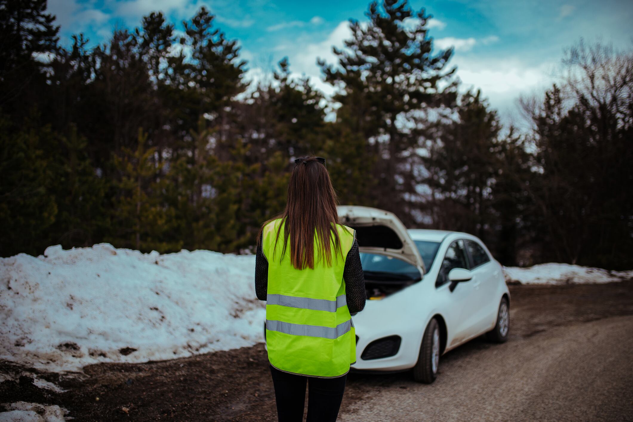 Una mujer con el chaleco reflectante.