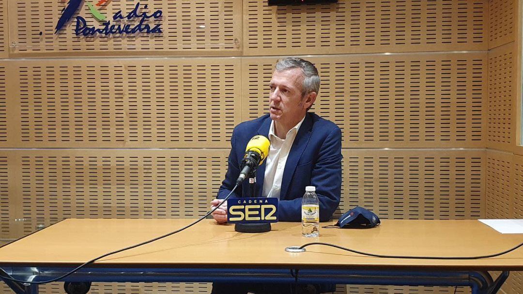 Alfonso Rueda en los estudios de Radio Pontevedra Cadena SER