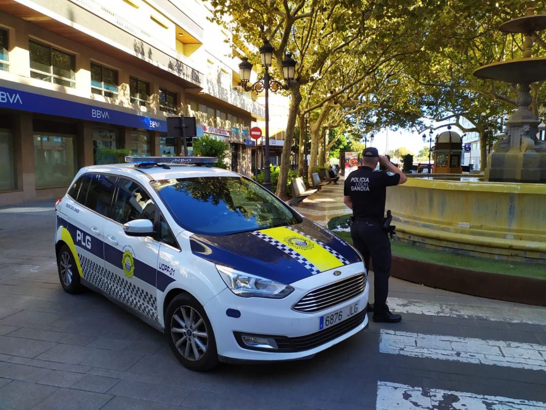 Unidad de la Policía Local de Gandia en el centro de la ciudad 