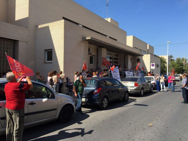 Concentración ante el Centro de la Tercera Edad de Altabix