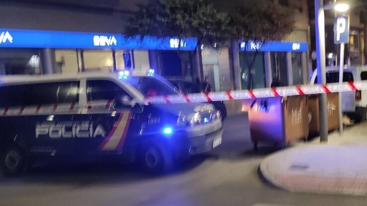 La Policía Nacional ha mantenido acordonada la zona donde se ha visto el supuesto artefacto