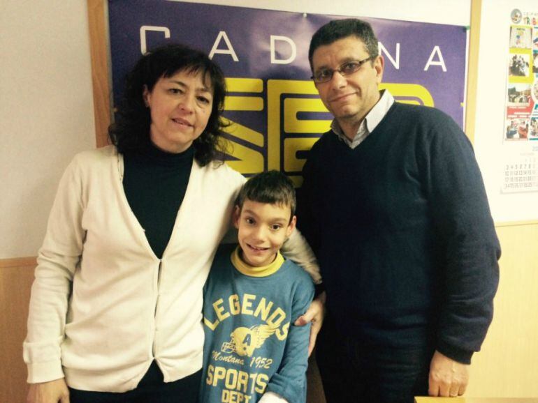 Adrián y su familia, en los estudios de SER Málaga