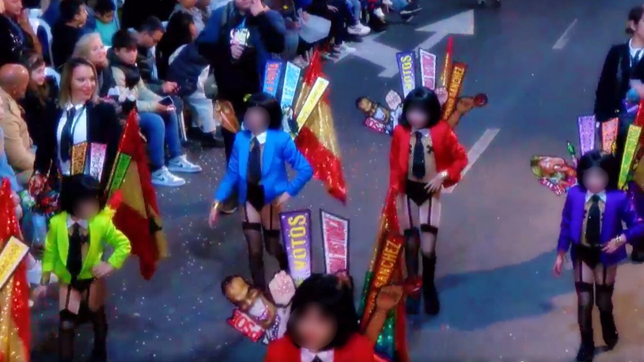 Fotograma del polémico desfile de menores en lencería en los carnavales de Torrevieja