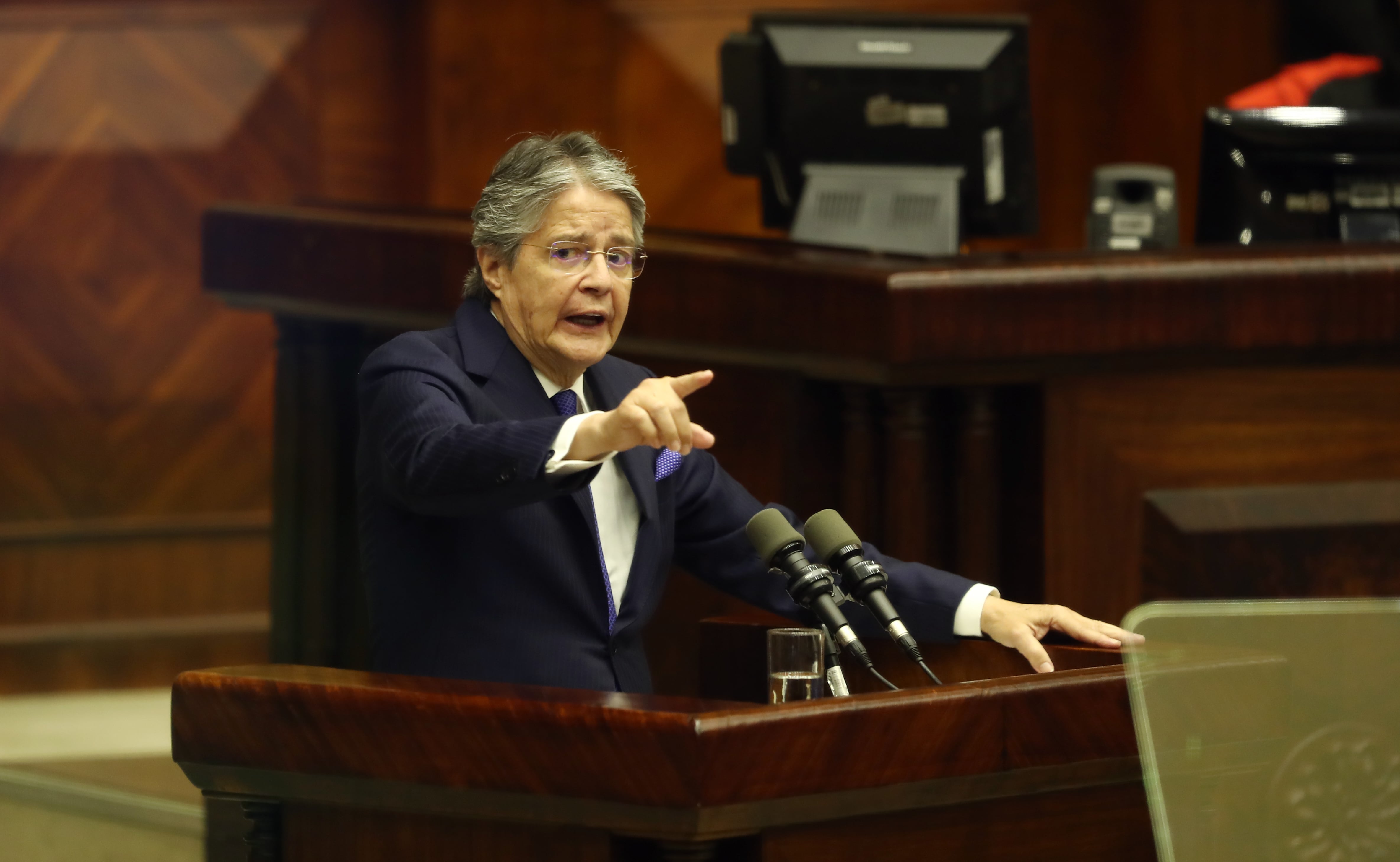 El presidente de Ecuador, Guillermo Lasso, interviene durante un juicio político de censura en su contra en la sede de la Asamblea Nacional, en Quito (Ecuador), el pasado martes.