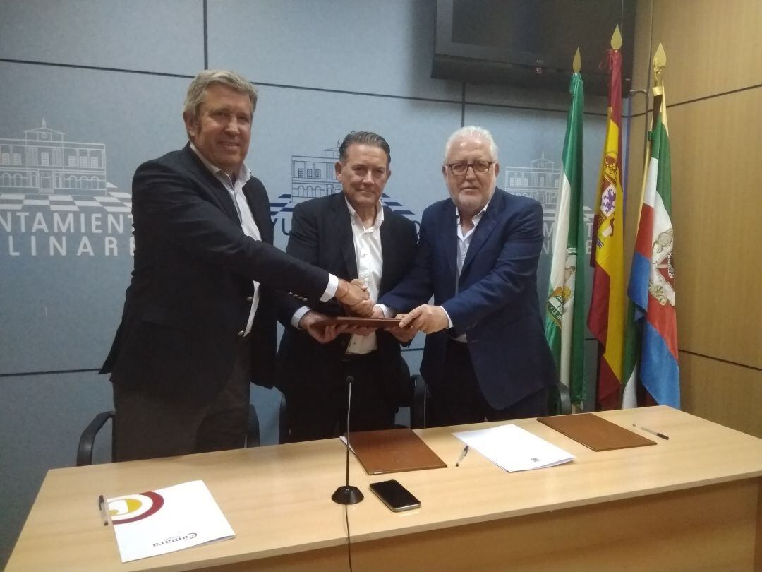 Javier Collado, Raúl Caro y José María Villén, tras la firma del convenio.