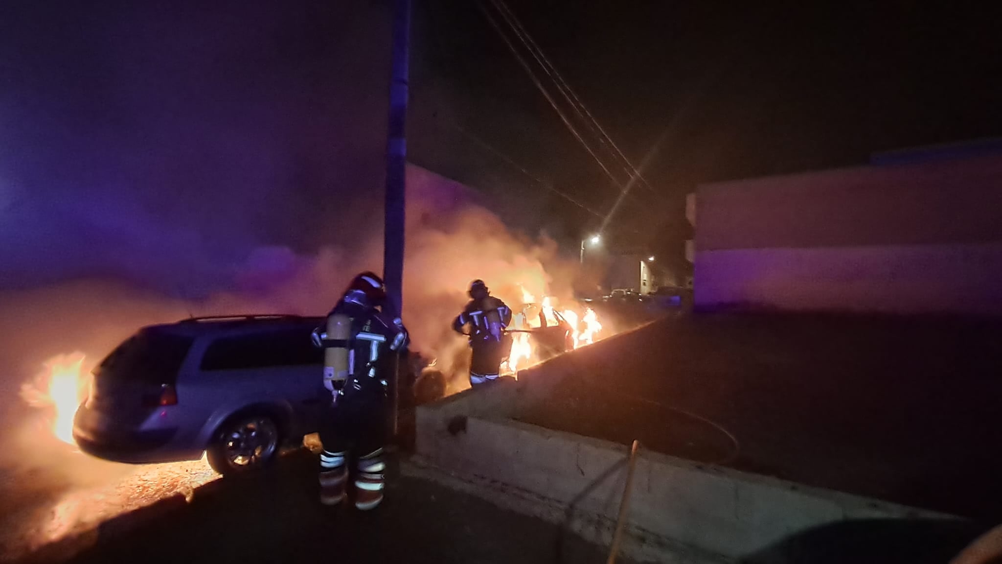 Bomberos de Lanzarote sofocando el incendio de cuatro vehículos en Arrecife, capital de Lanzarote.