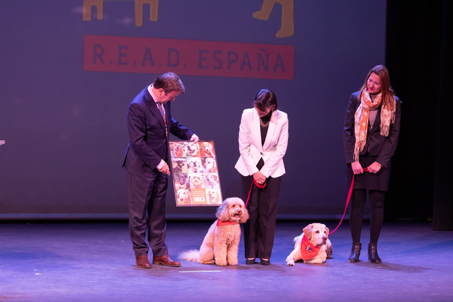 miembros del proyecto READ Perros y Letras recibiendo el premio en la gala de los ‘Premios Ciudad de Tres Cantos’