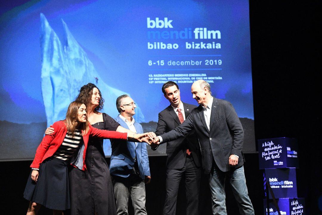 Nora Sarasola (BBK), Lorea Bilbao (Bizkaiko Aldundia), Eduardo Martínez (Mendi Film), Xabier Ochandiano (Bilboko Udala) y Jabier Baraiazarra (Mendi Film) 