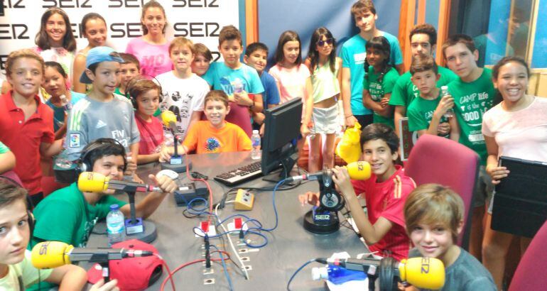 Niños del campamento urbano de YMCA que han visitado los estudios de SER Toledo