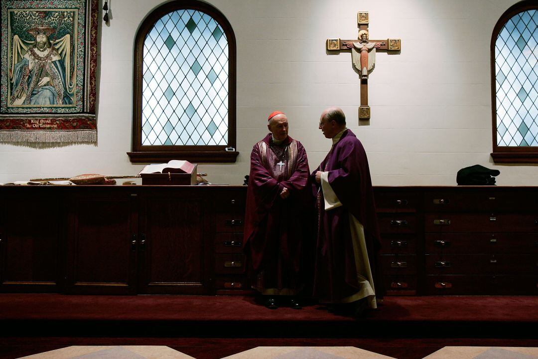 El cardenal Theodore E. McCarrick habla con Monseñor Ronald Jameson antes de la misa del Miércoles de Ceniza en la catedral el 1 de marzo de 2006 en Washington.