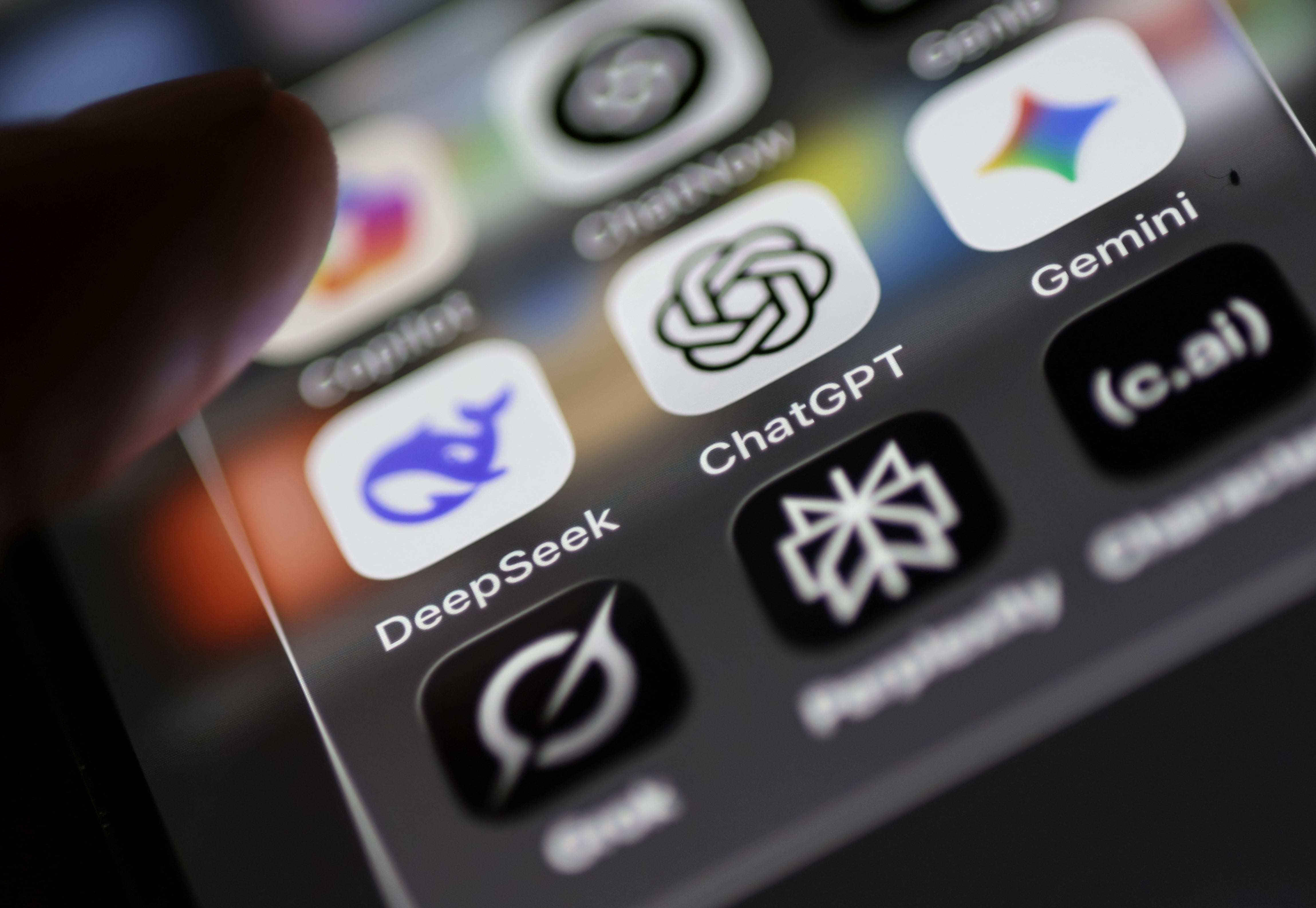 Pantalla de un teléfono móvil que muestra los iconos de las aplicaciones de inteligencia artificial (IA) Deepseek, Chatgpt y Gemini en Berlín, Alemania, el 31 de octubre de 2025.