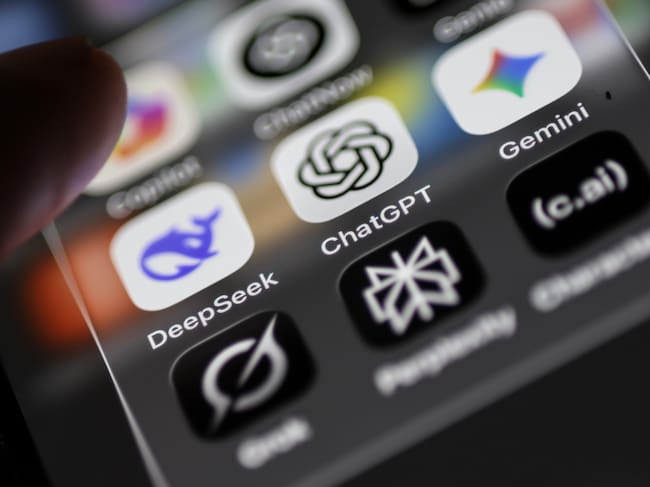 Imagen de una pantalla de móvil con aplicaciones de IA