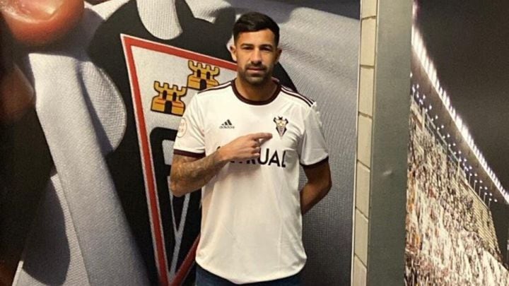 Alberto Jiménez posa con la camiseta del Albacete