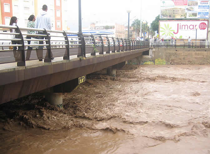 Las fuertes lluvias en Melilla provocan la crecida del Río de Oro