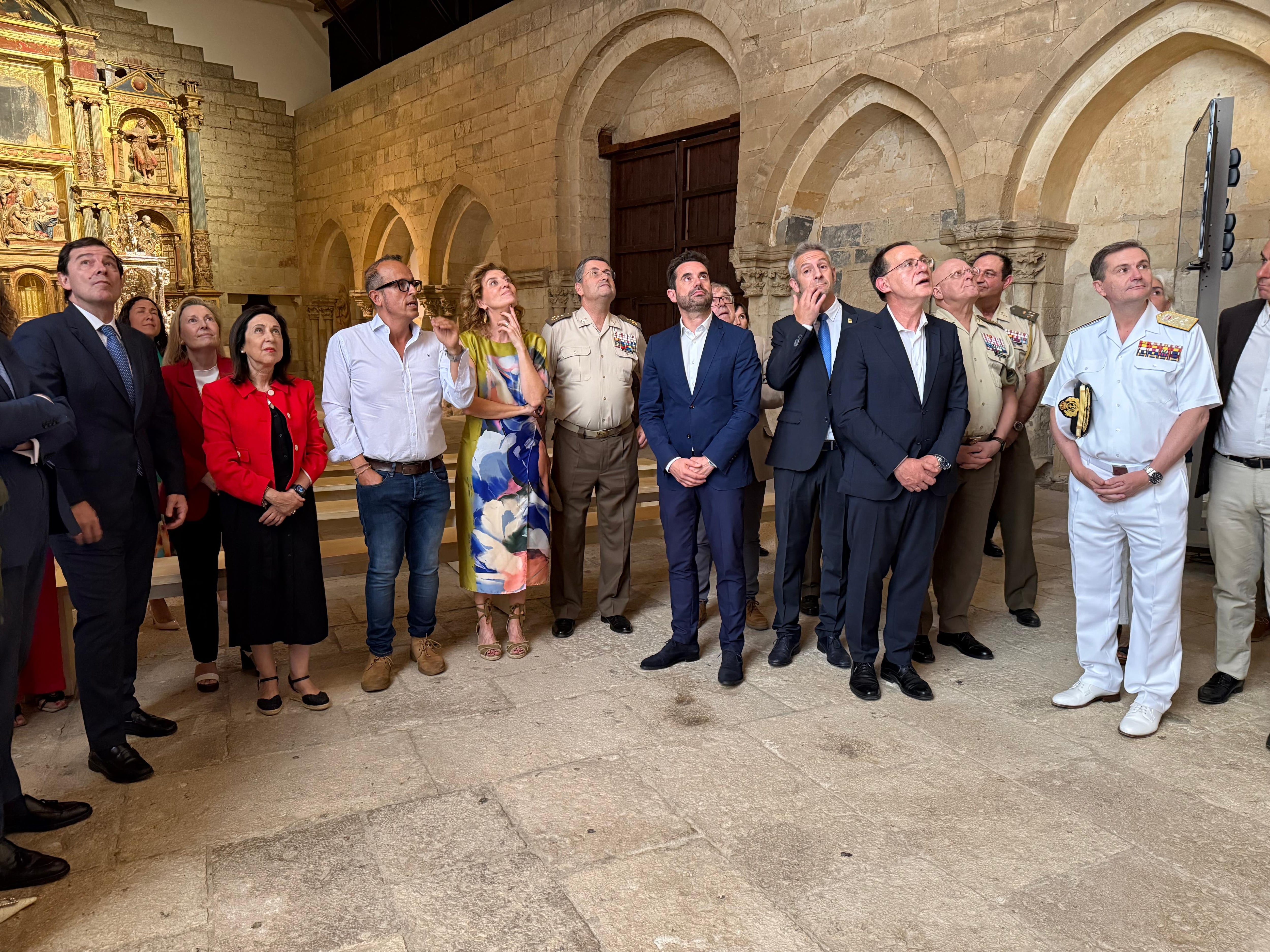 La ministra de Defensa, Margarita Robles, visita la colegiata de Toro en el anuncio del Plan Regional del campamento militar de Monte la Reina