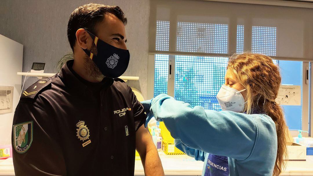 Vacunación a los agentes de Policía Nacional en Córdoba foto de archivo