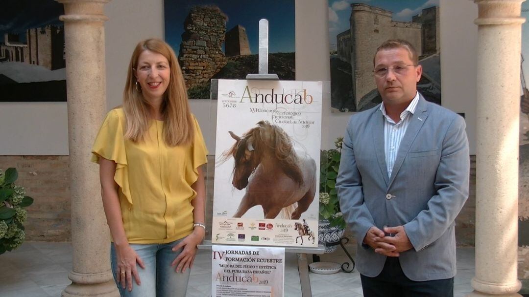 Alma Cámara y Francisco Huertas, junto al cartel de Anducab 2019