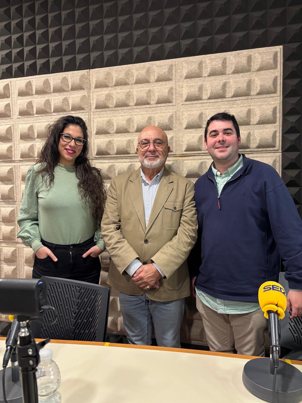 Antonio Escobar, mayordomo de la Hermandad de Nuestro Padre Jesús, visita los estudios de Radio Morón
