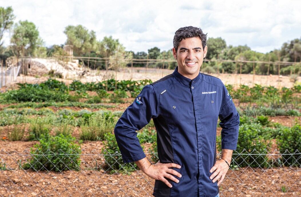 El huerto de 2 hectáreas del chef Andreu Genestra se encuentra ubicado a pocos metros de su cocina, en la vasta finca que alberga al hotel de 5 estrellas Zoëtry Mallorca, parte de la Inclusive Collection de Hyatt, en el corazón de la campiña mallorquina