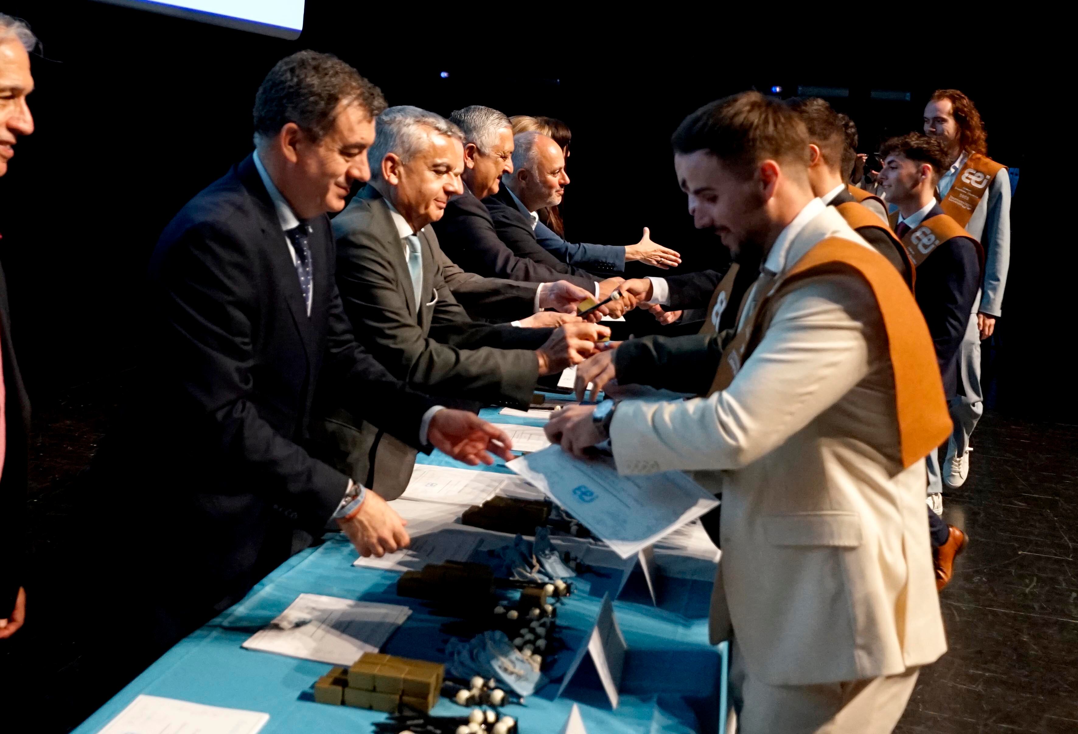 Román Rodríguez entrega diplomas a los graduados en Ingeniería Industrial de la UVigo