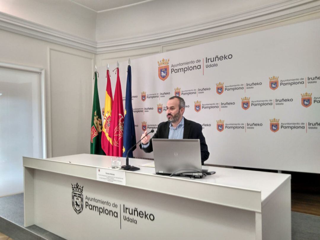 En Pamplona, el concejal de Proyectos Estratégicos, Movilidad y Sostenibilidad del Ayuntamiento de Pamplona, Fermín Alonso, presenta el proyecto de reurbanización del corredor sostenible de la calle María Auxiliadora, en el barrio de la Txantrea