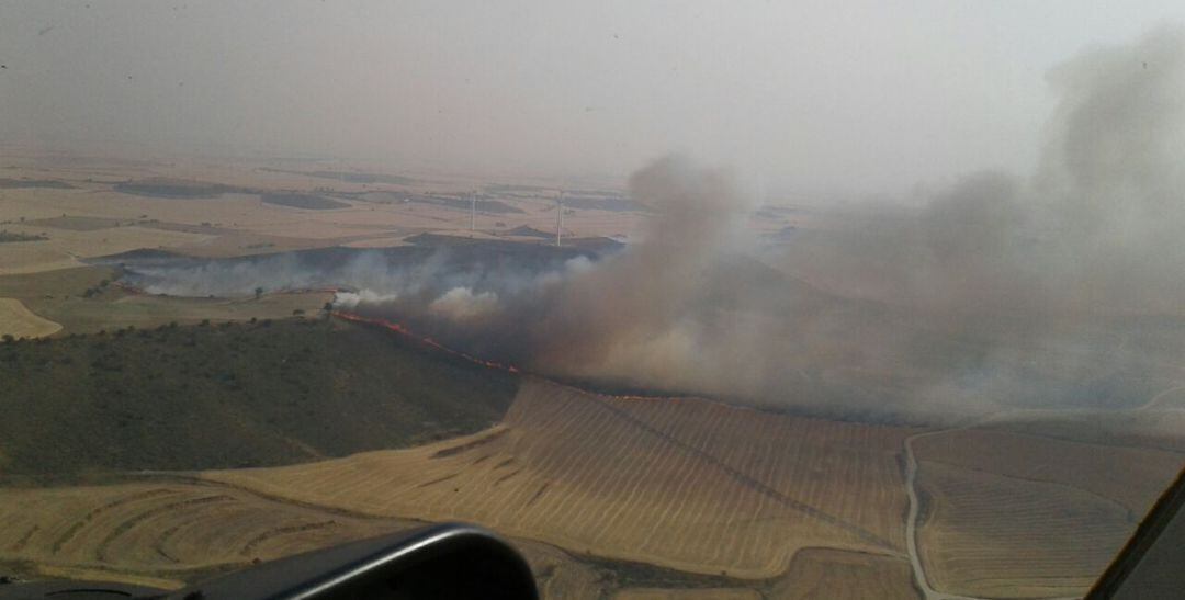 Vista aérea del incendio de Alcalá de Gurrea en torno a las 19:20.