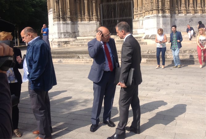 El lehendakari, Urkullu, en los alrededores del Parlamento vasco tras ser evacuado por un simulacro