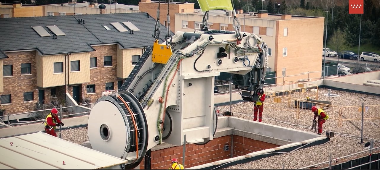 Momento de la introducción de una parte del equipamiento de protonterapia contra el cáncer que ha llegado al Hospital de Fuenlabrada.