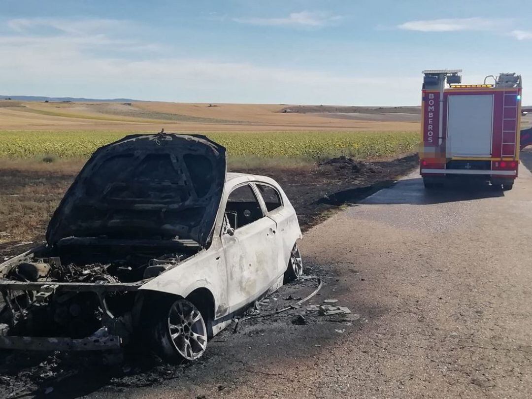 El incendio agrícola se produjo al arder el turismo