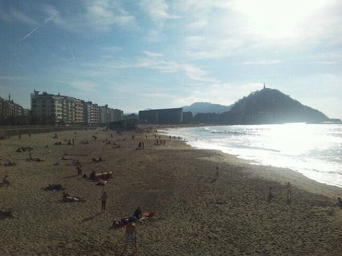 La playa de la Zurriola, todavía abierta durante la Semana Santa.