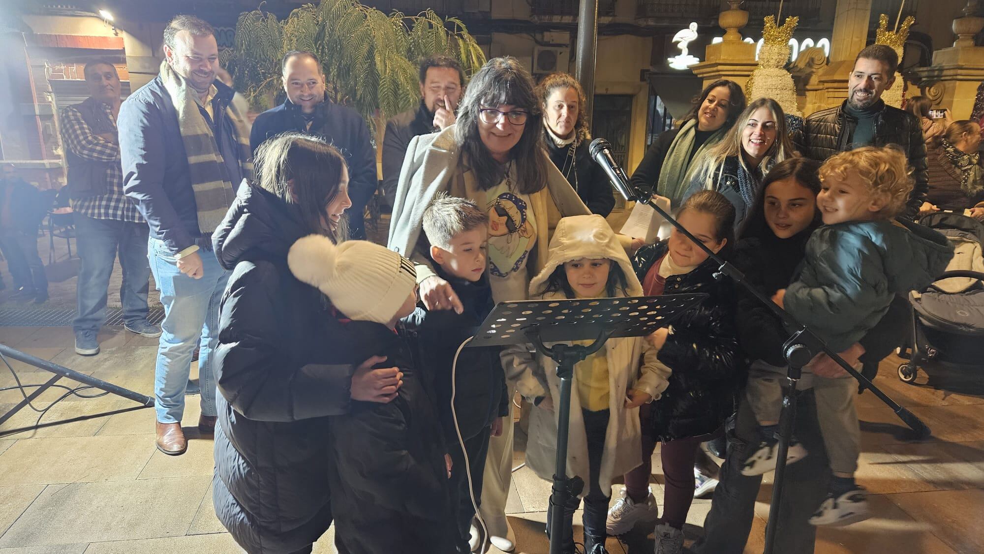 Momento de la Inauguración del Alumbrado Extraordinario de Navidad, la alcaldesa, Juana Cazorla, acompañada de niños y niñas