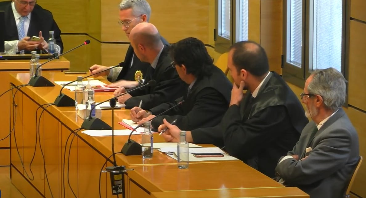 José Lomas, en primer plano, durante la lectura del veredicto del jurado popular