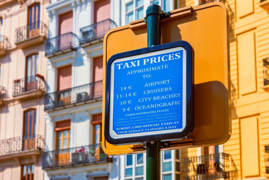 Cartel con tarifas de recorridos con taxi en València